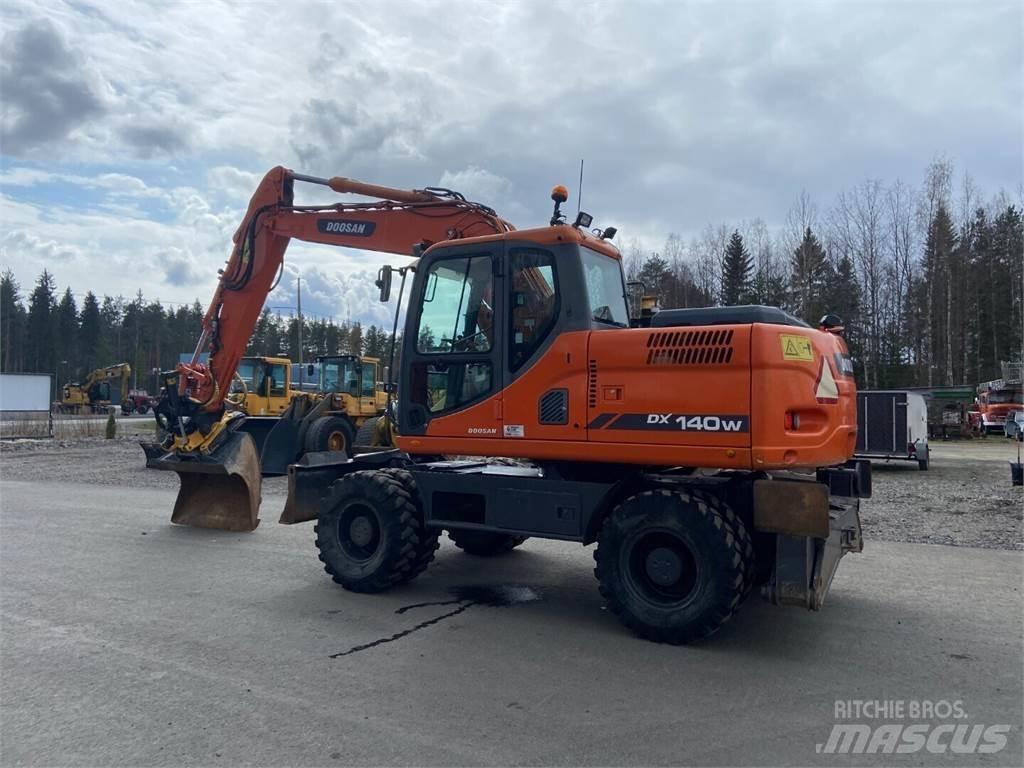 Doosan DX 140W Excavatoare cu roti
