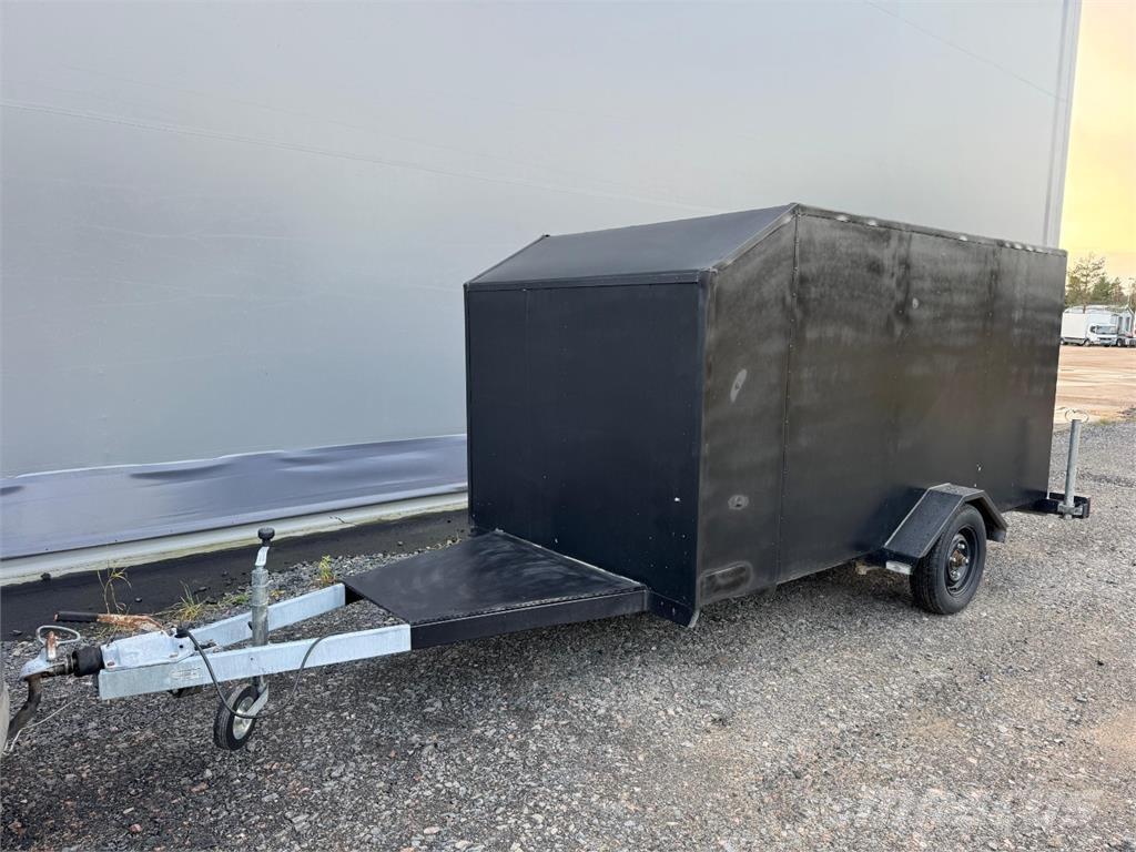  Umpiperäkärry Remorci usoare