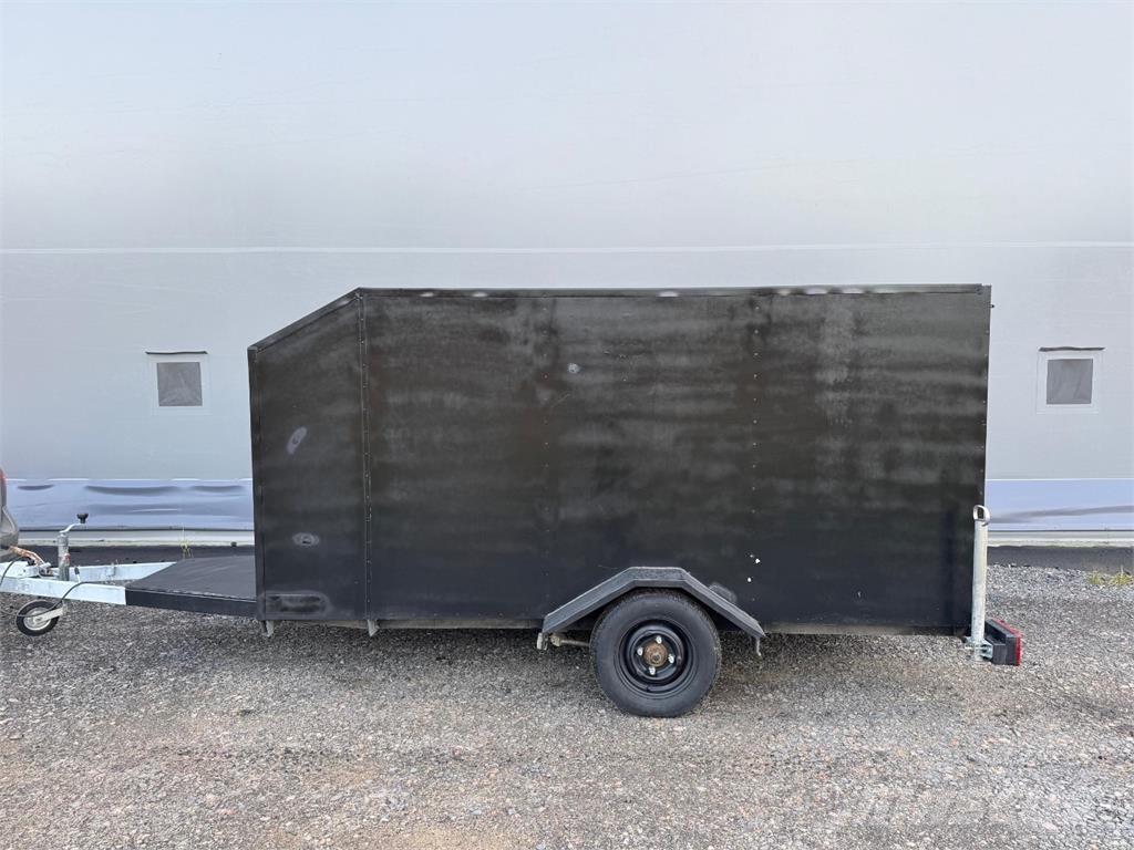  Umpiperäkärry Remorci usoare