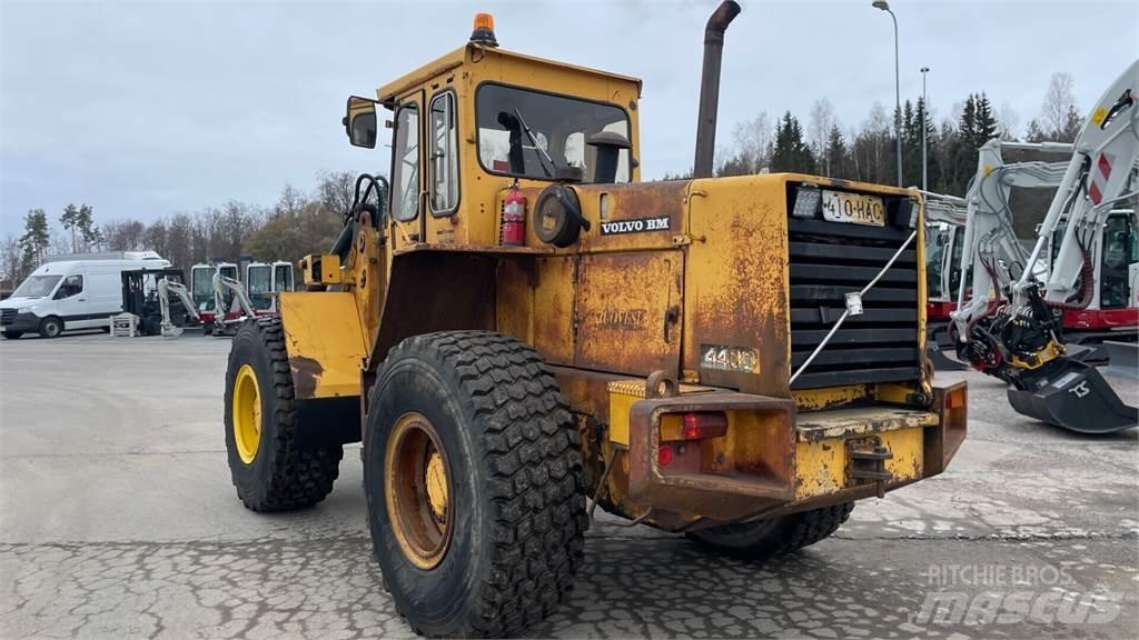 Volvo 4400 Incarcator pe pneuri