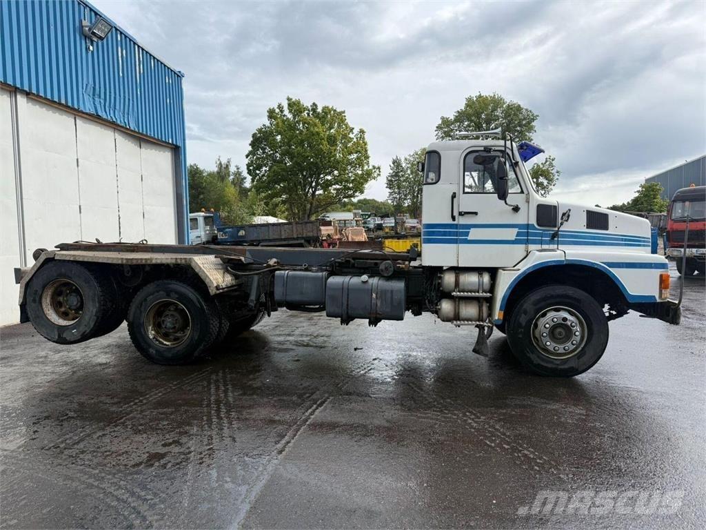 Volvo N10 6x2 Camion cu carlig de ridicare