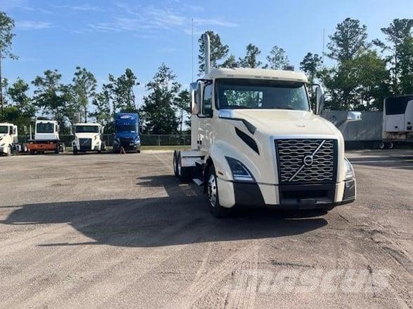 Volvo VNL64T300 Autotractoare