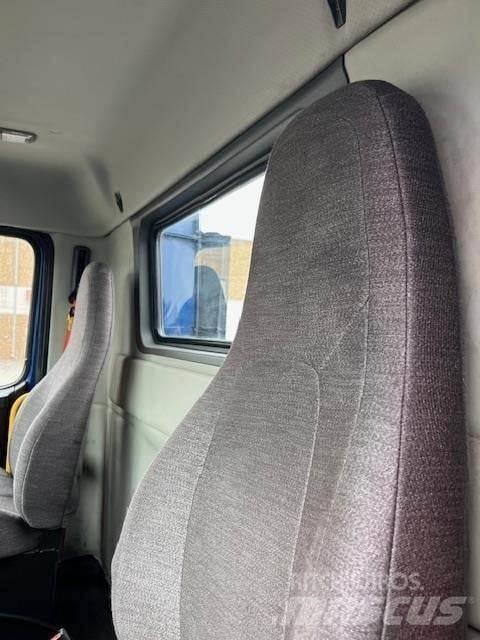 Volvo VNR64T300 Autotractoare