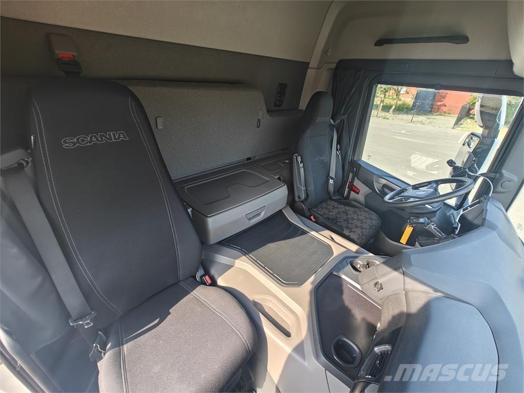 Scania P450 Camion cu carlig de ridicare