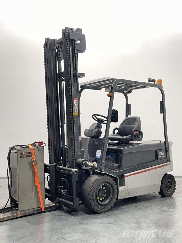 Nissan GQ02L30CU Stivuitor electric