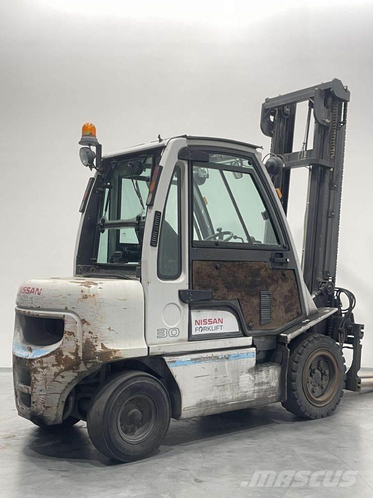 Nissan YG1D2A300 Stivuitor diesel