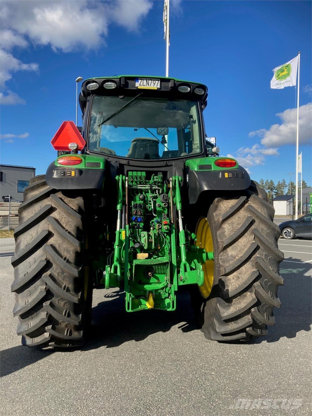 John Deere 6215R Tractoare