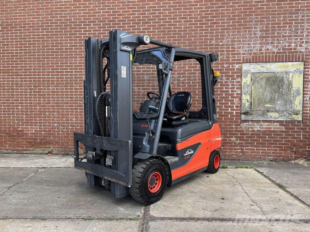Linde E30-01 Stivuitor electric