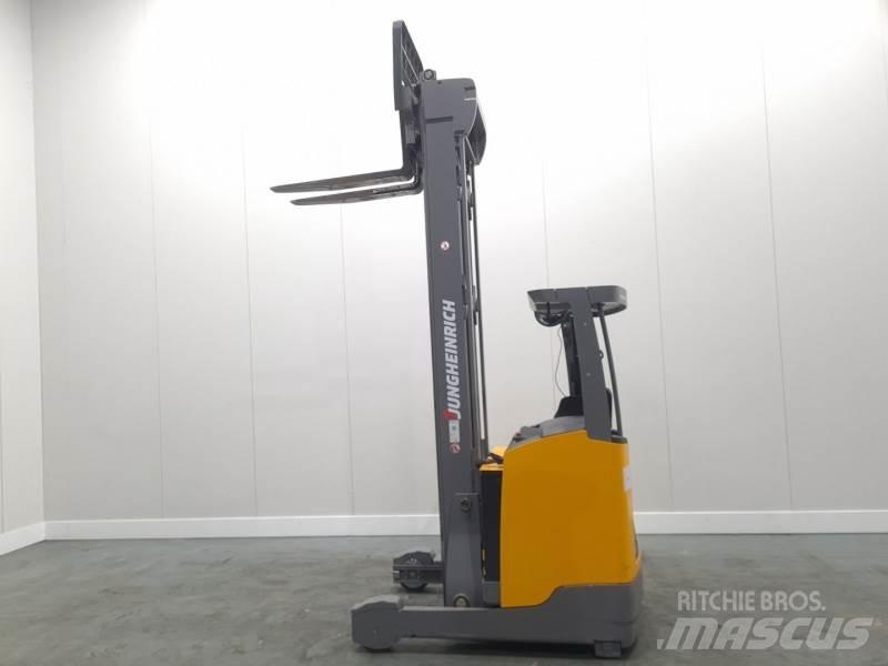 Jungheinrich ETV318 Stivuitor cu catarg retractabil