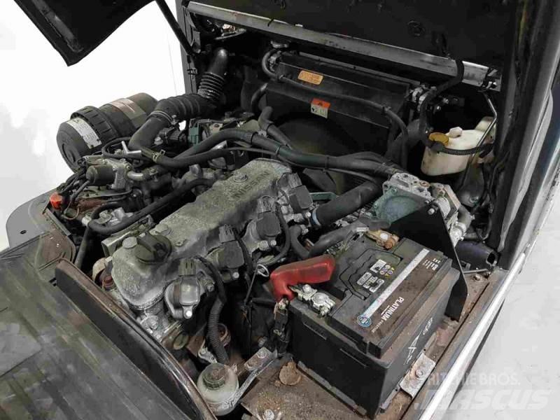 Nissan P1D1A18LQ Stivuitor GPL