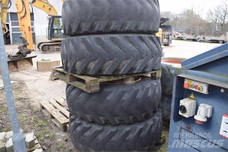 JCB 4 CX Anvelope, roti si jante