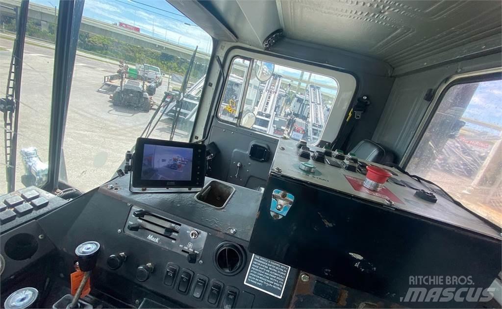 Mack MR688S Camion de deseuri