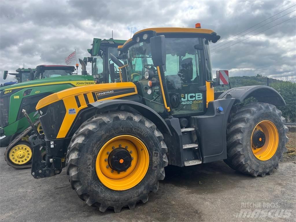 JCB 4220 Utilaje si accesorii folosite la cresterea animalelor