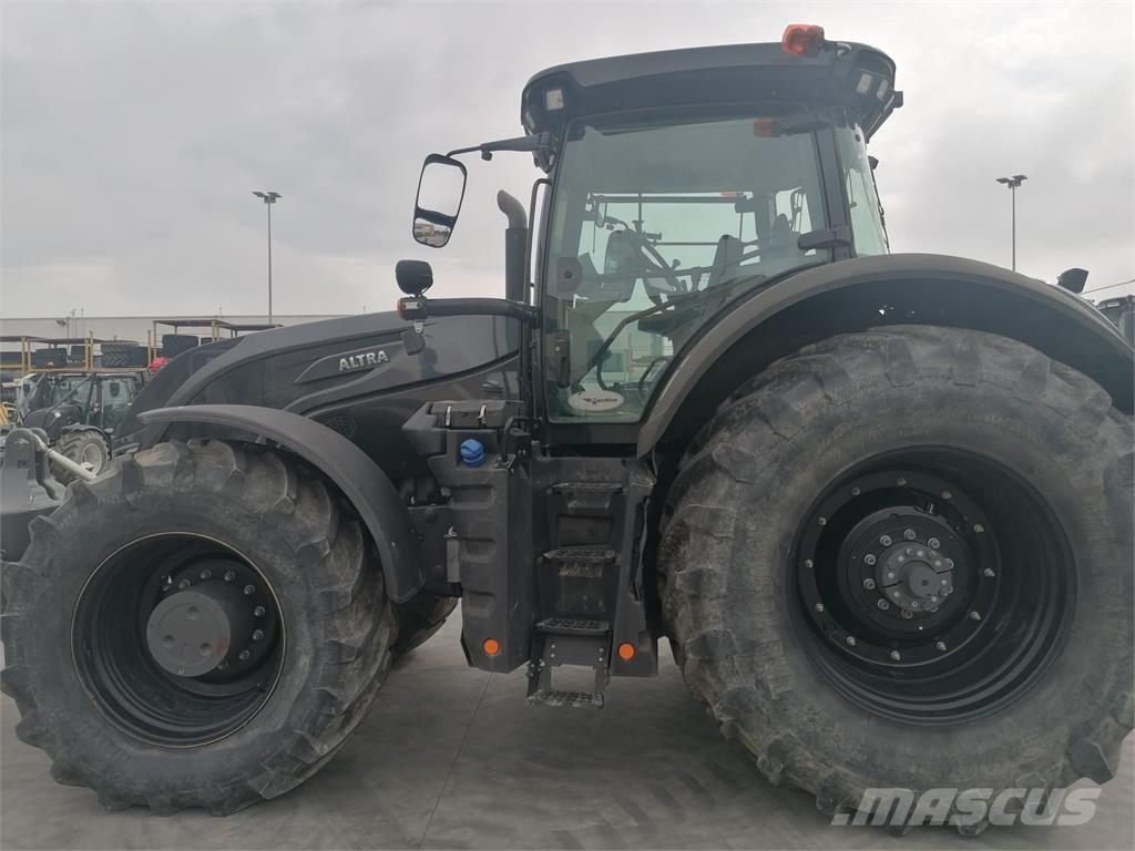 Valtra S324 Tractoare