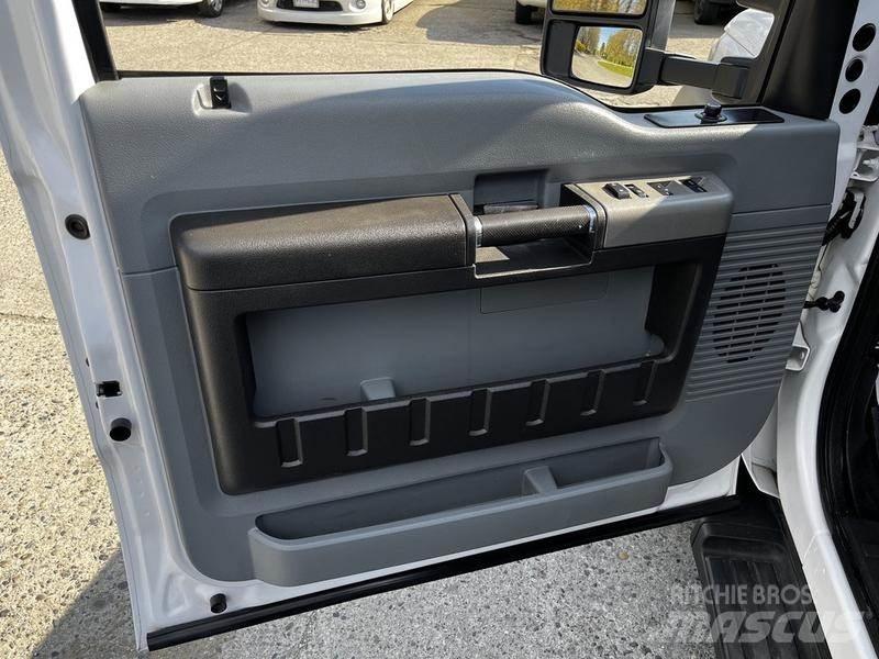 Ford F-550 Camioane platforma/prelata