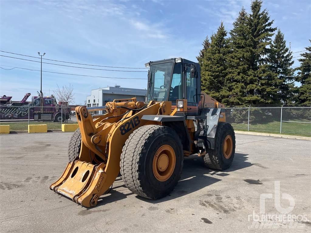 CASE 821B Incarcator pe pneuri