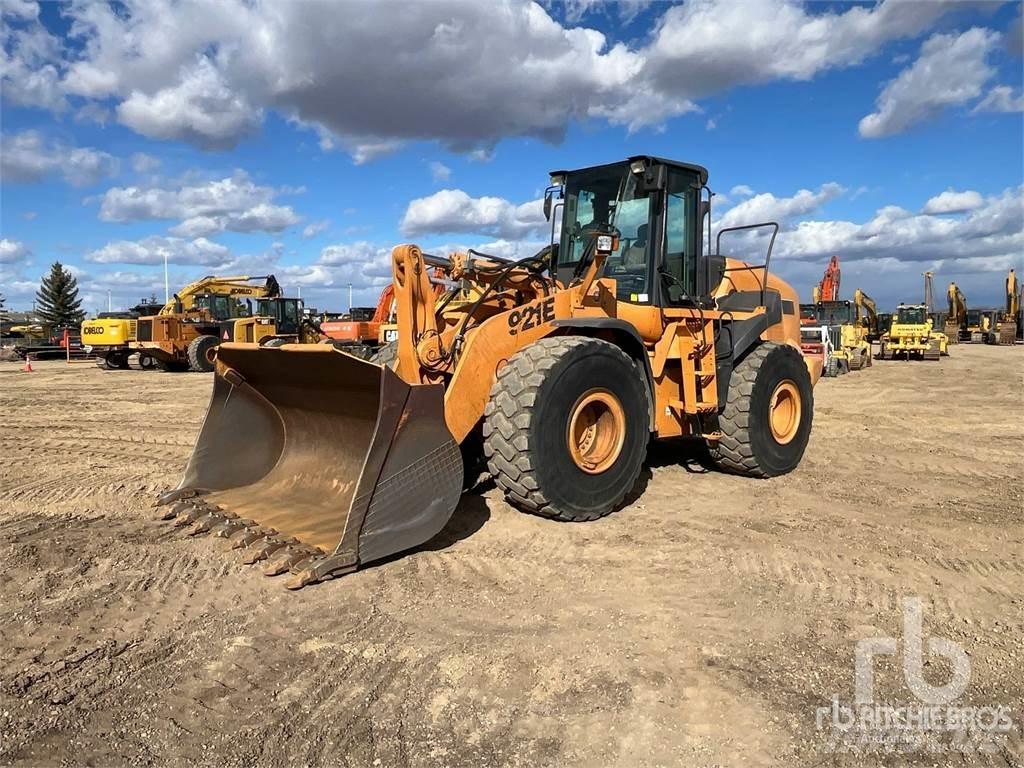 CASE 921E Incarcator pe pneuri
