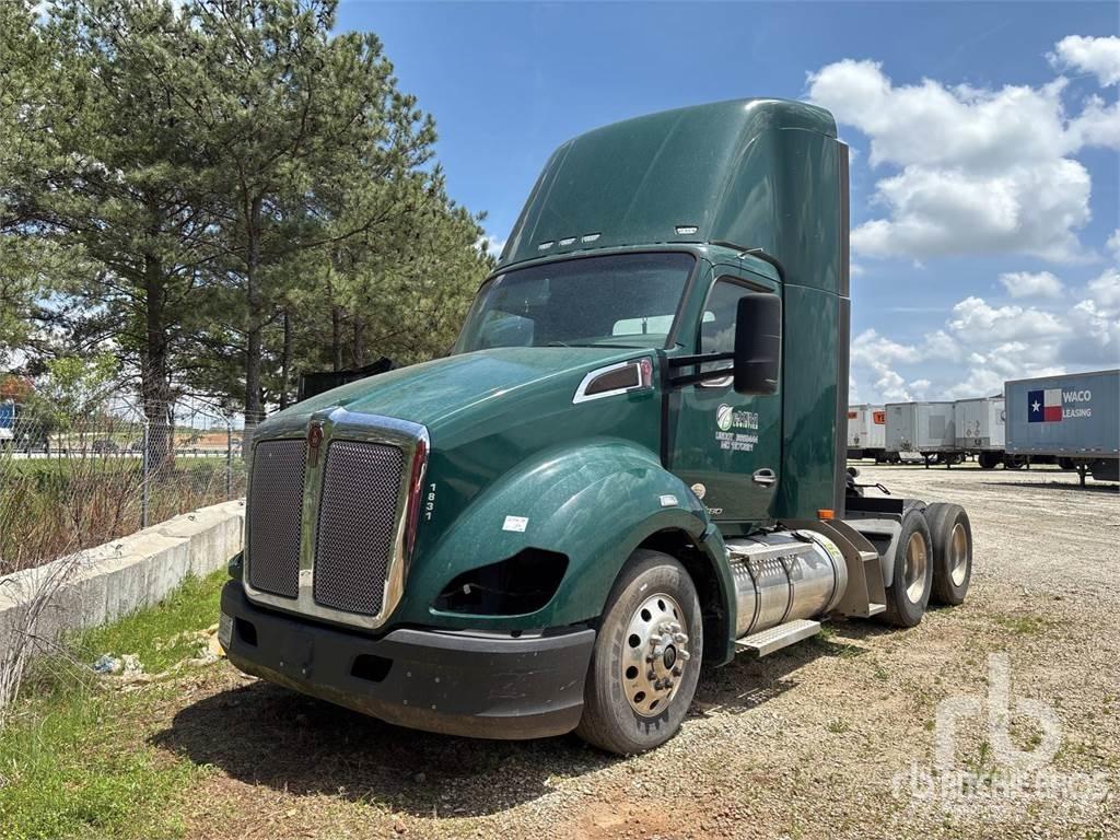Kenworth T-680 Autotractoare