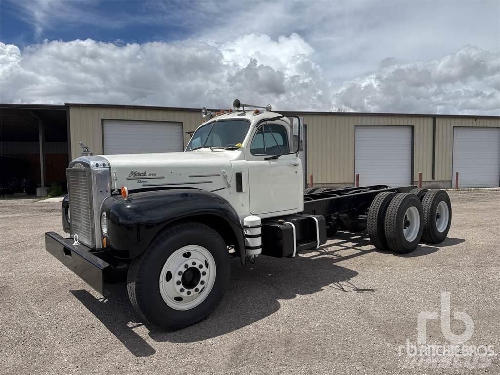 Mack B753S Camion cabina sasiu