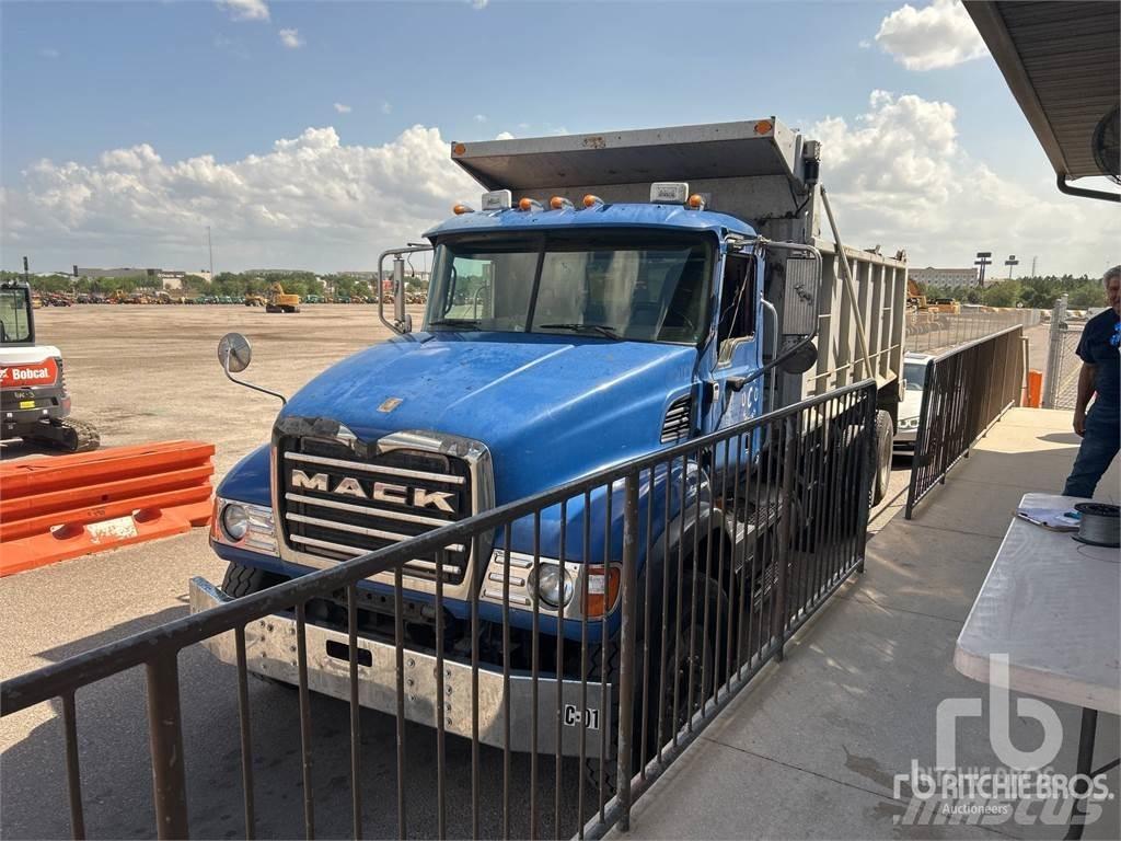 Mack CV713 Autobasculanta