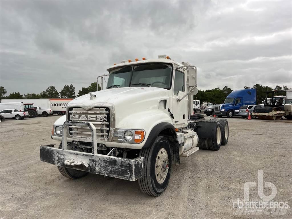 Mack CV713 Autotractoare