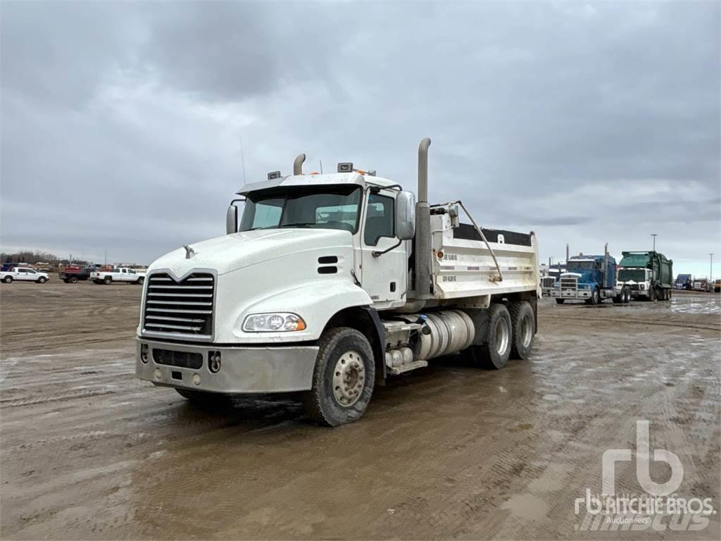 Mack CXU613 Autobasculanta