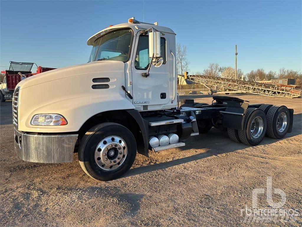 Mack CXU613 Autotractoare