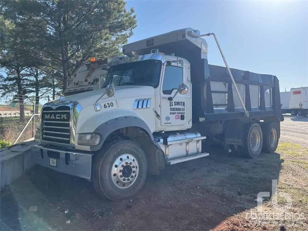 Mack GR64F Autobasculanta