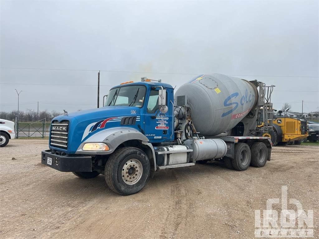 Mack GU813 Betoniera