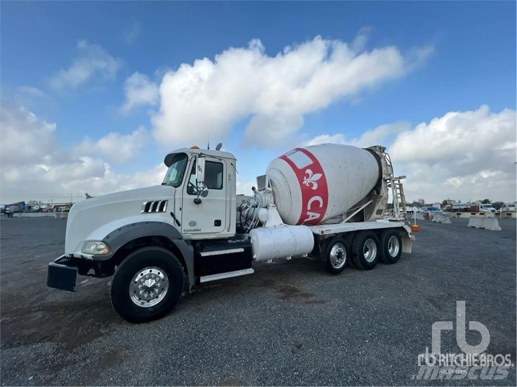 Mack GU813 Betoniera