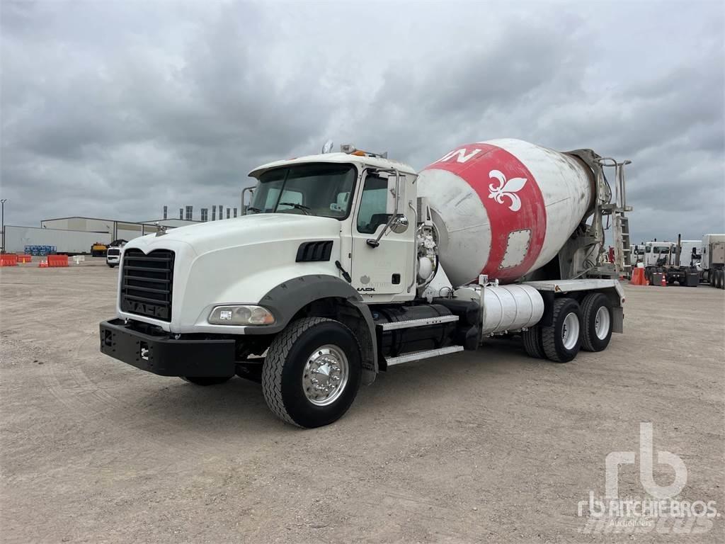Mack GU813 Betoniera