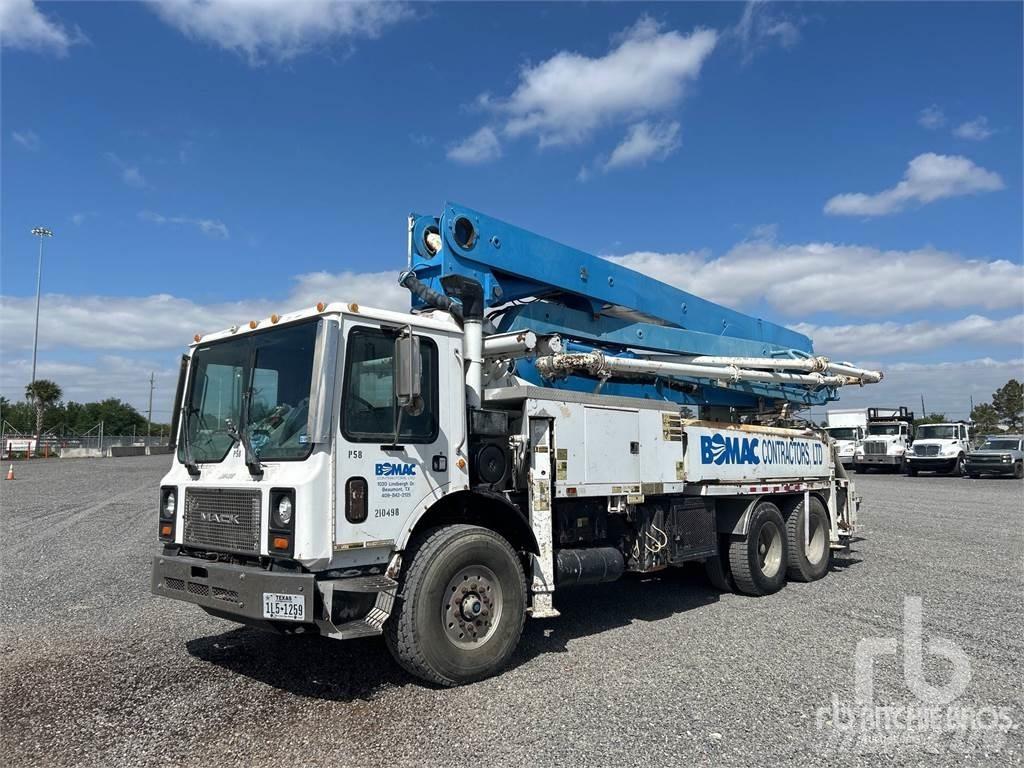 Mack MR688S Betoniera