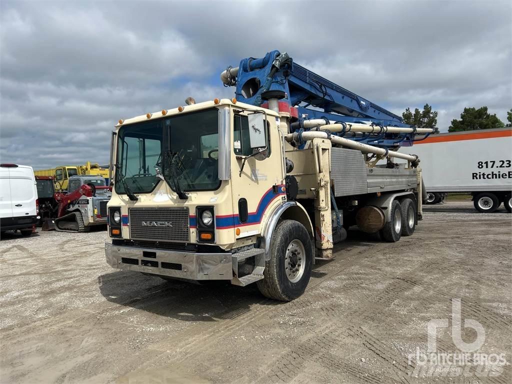 Mack MR688S Betoniera
