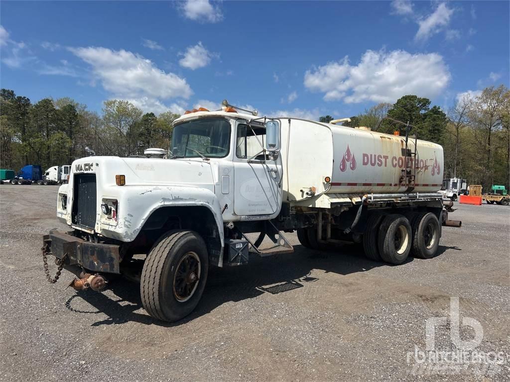 Mack RD685S Cisterne