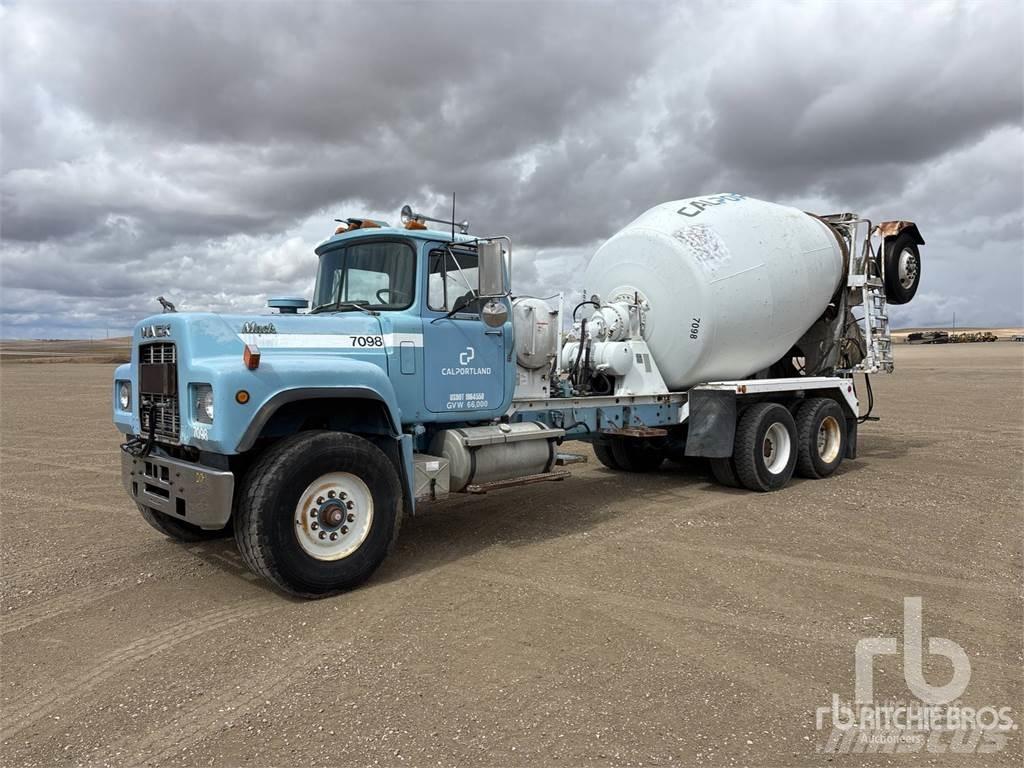 Mack RD690S Betoniera