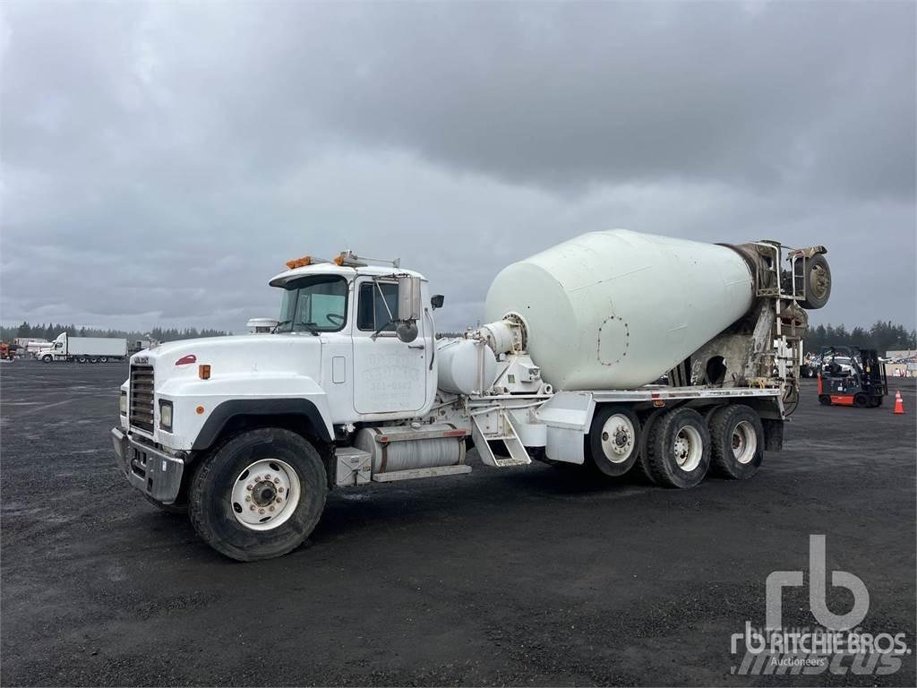 Mack RD690S Betoniera