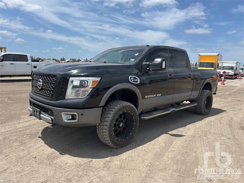 Nissan TITAN Pick up/Platou
