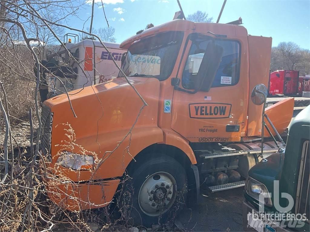 Volvo VNM Autotractoare