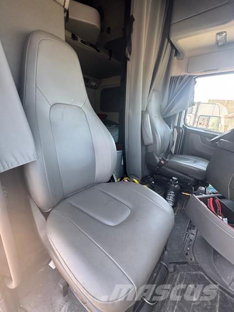 Volvo VNL64T670 Autotractoare