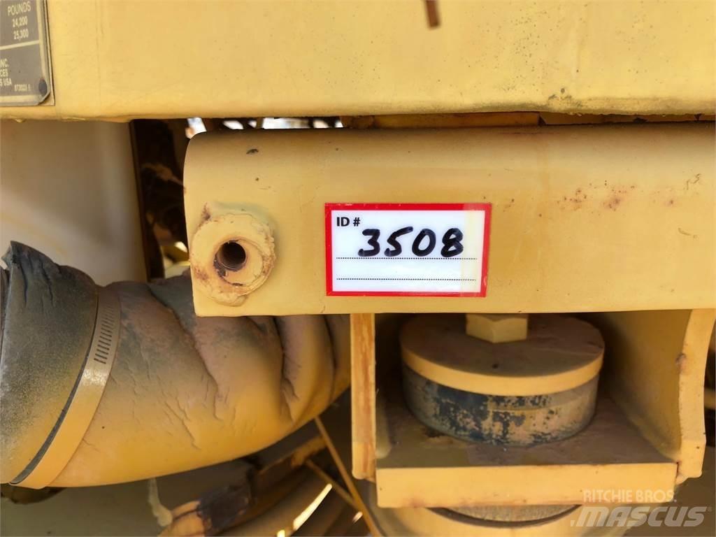 CAT IT18B Incarcator pe pneuri