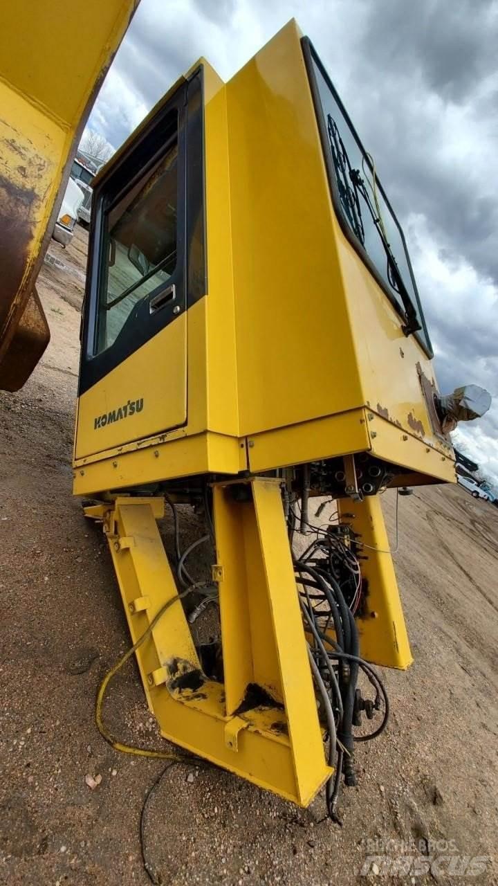 Komatsu WA1200 Cabine si interior