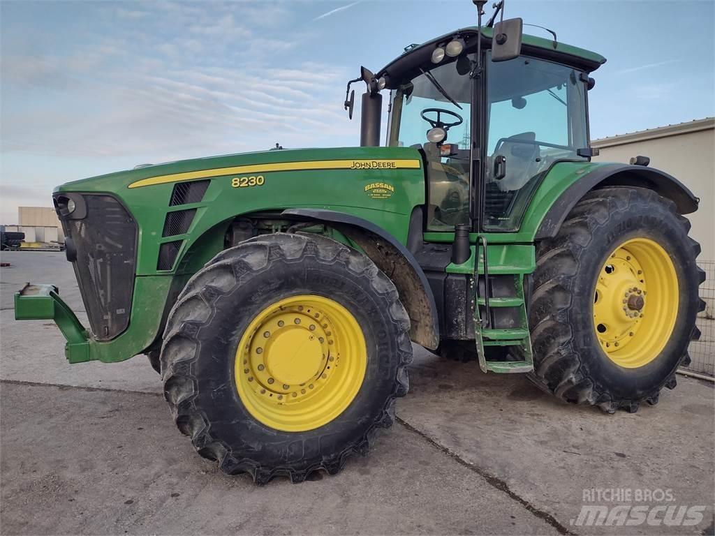 John Deere 8230 Tractoare