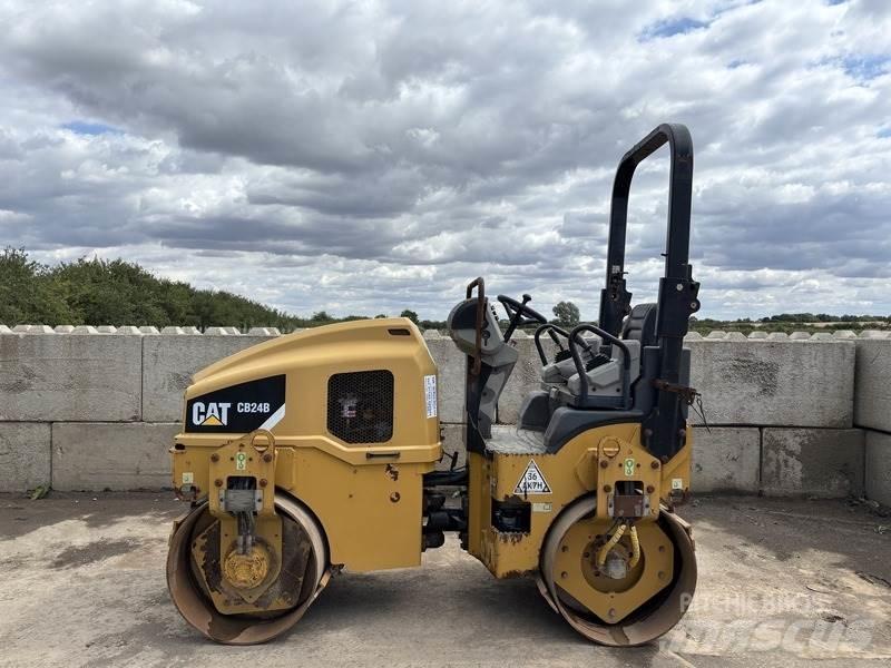 CAT CB24 B Cilindri compactori dubli