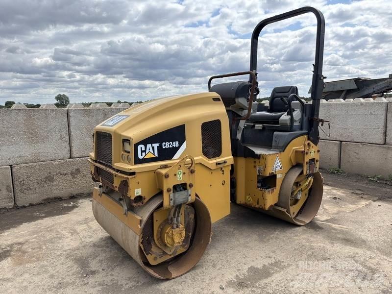 CAT CB24 B Cilindri compactori dubli