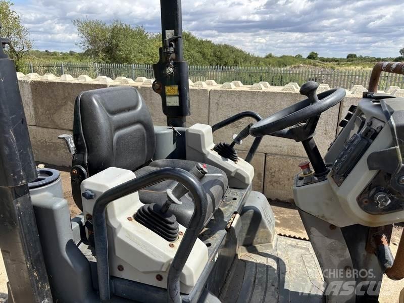 CAT CB24 B Cilindri compactori dubli