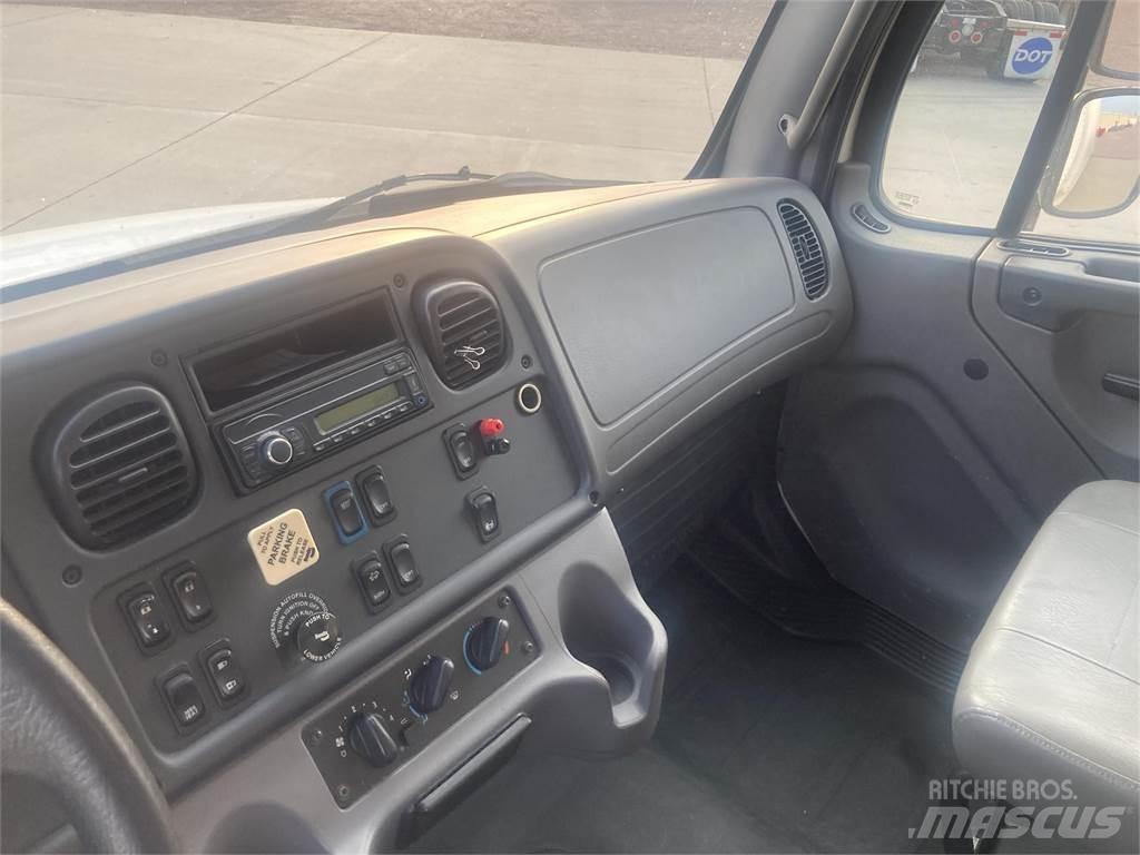 Freightliner M2 106 Camion cabina sasiu