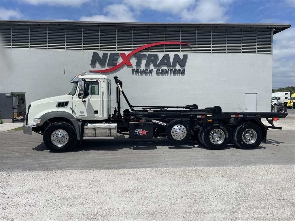 Mack GR64B Autotractoare