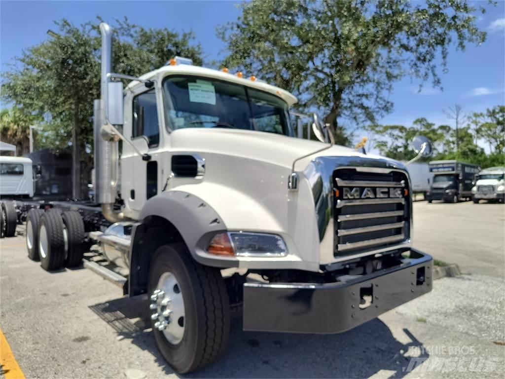 Mack GR64BX Betoniera