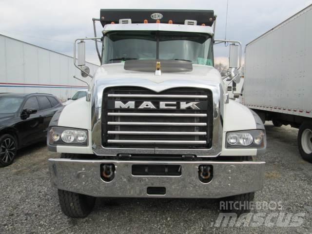 Mack GR64F Autobasculanta