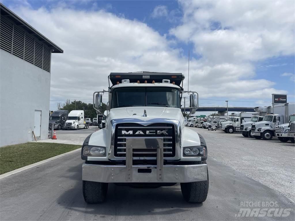 Mack GR64F Autobasculanta